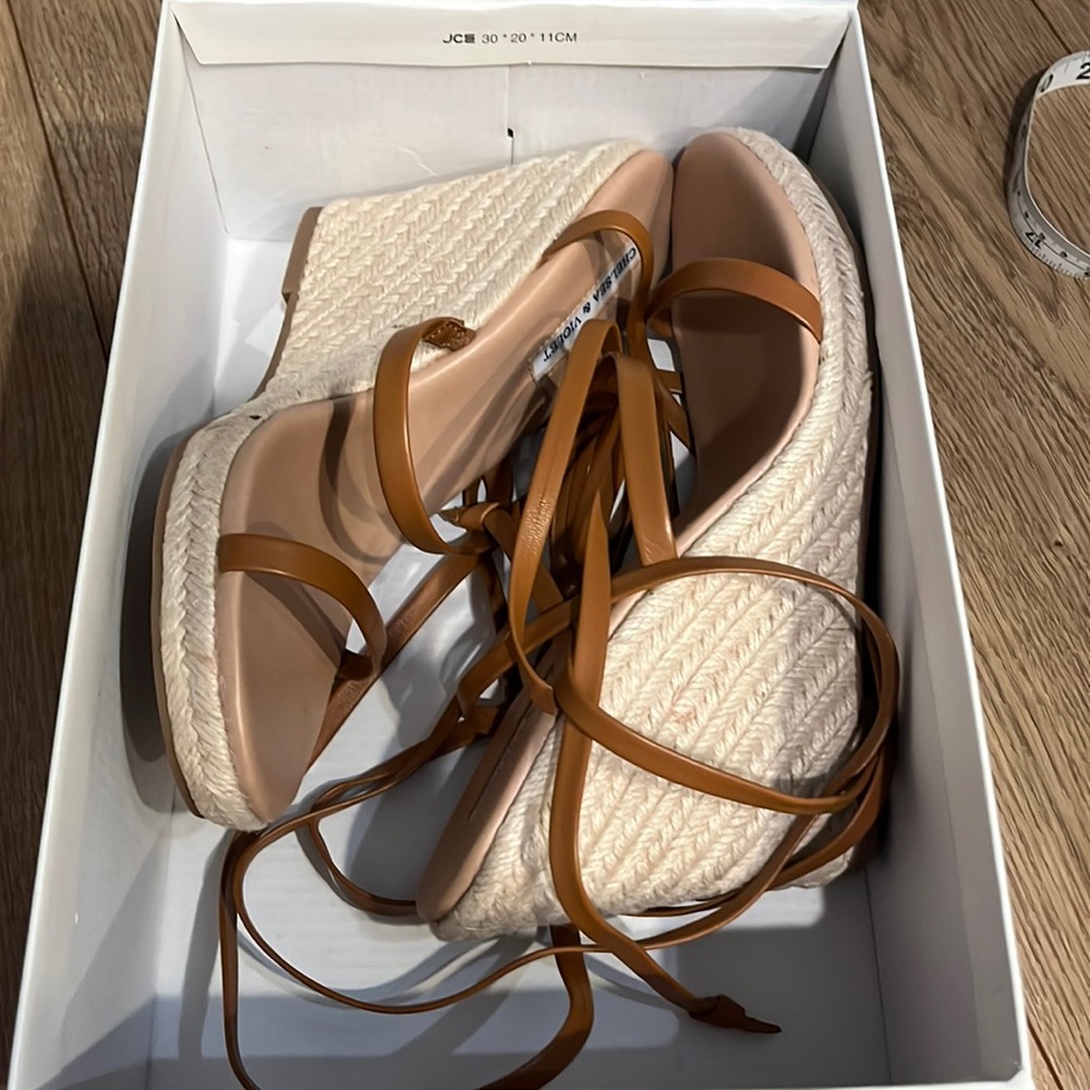 NIB Chelsea & Violet Mariah wedges